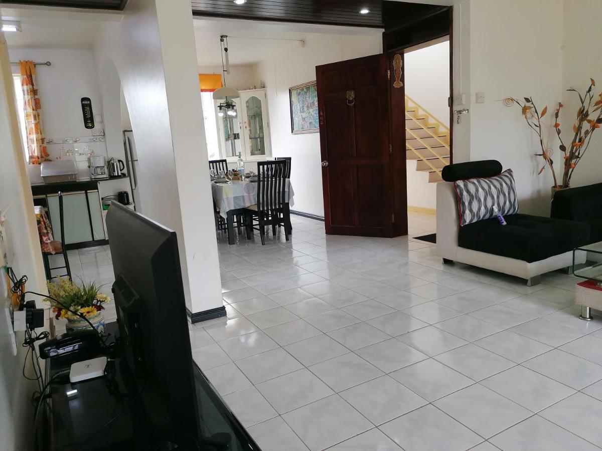 Les Camelias Ground Floor Apartment Flic en Flac ภายนอก รูปภาพ